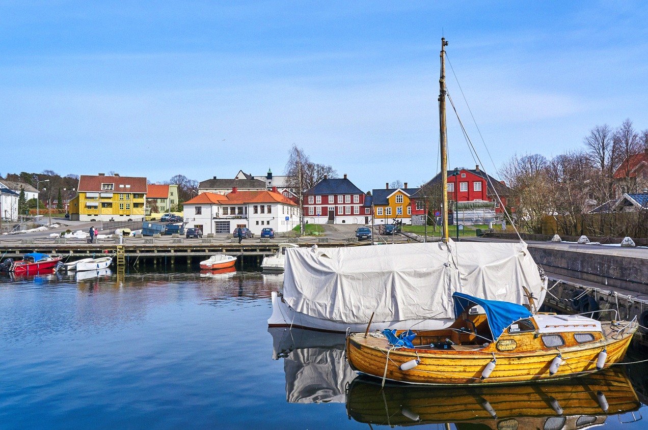 Hafen von Larvik mit Holzsegelboot vor bunten Häusern am Kai